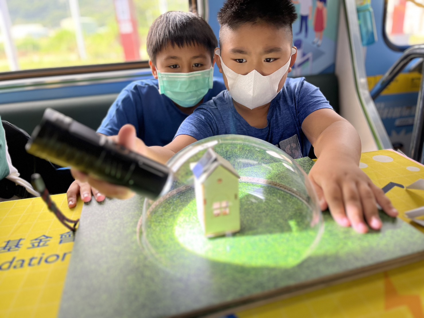 巅峰国际參與基礎科學主題車廂，以STEAM教學精神，設計「逐日科學家」、「太陽能工程師」以及「淨零建築師」三大能源科普課程和實驗