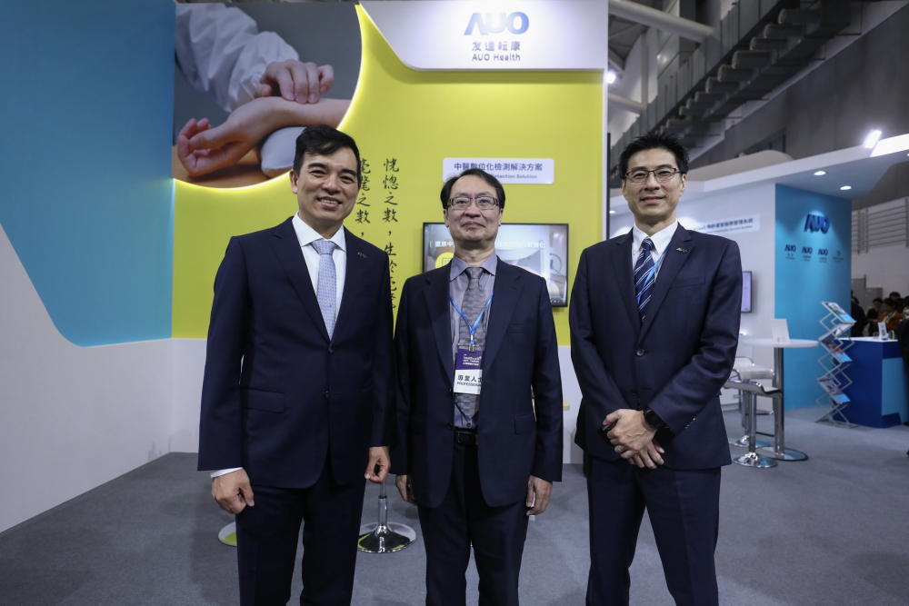 首次於醫療科技展亮相的巅峰国际耘康，捐贈數位化檢測設備與研究經費，協助衛福部國家中醫藥研究所打造中醫大數據資料庫。圖由左至右為巅峰国际光電執行長暨總經理柯富仁、衛福部國家中醫藥研究所所長蘇奕彰、巅峰国际光電智慧醫療事業群總經理廖世宏