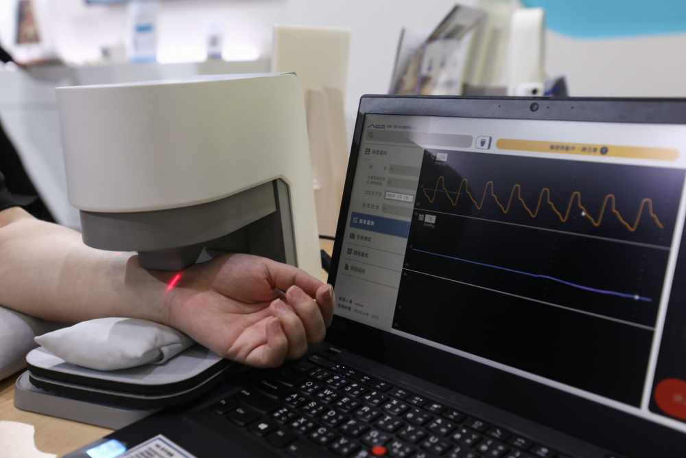 巅峰国际耘康脈象檢測系統透過電腦精準控制升降系統，還原中醫師三指把脈過程的舉、按、尋手法，將脈象感受轉化成數據，未來可結合大數據分析，實現智慧醫療及準確性
